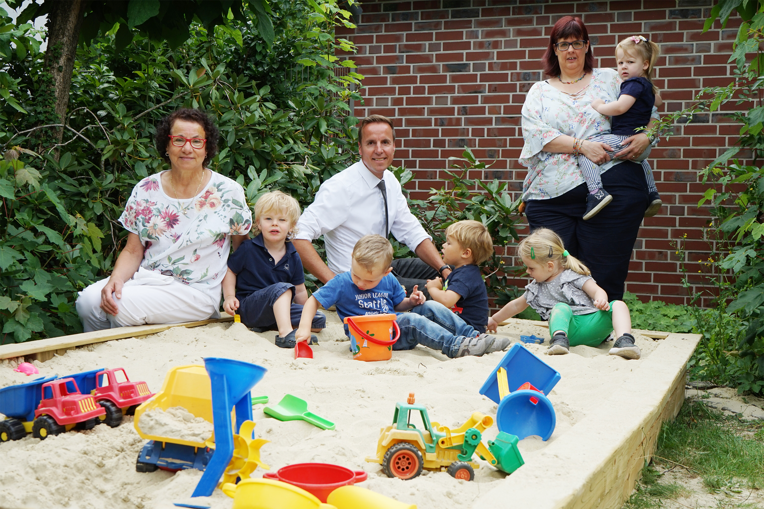 Die Kinder des Mütterzentrums in Dülken freuen sich über einen neuen Sandkasten.