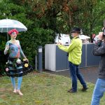 Kein leichter Job bei Regen: Bodypainting als Highlight des Festivals