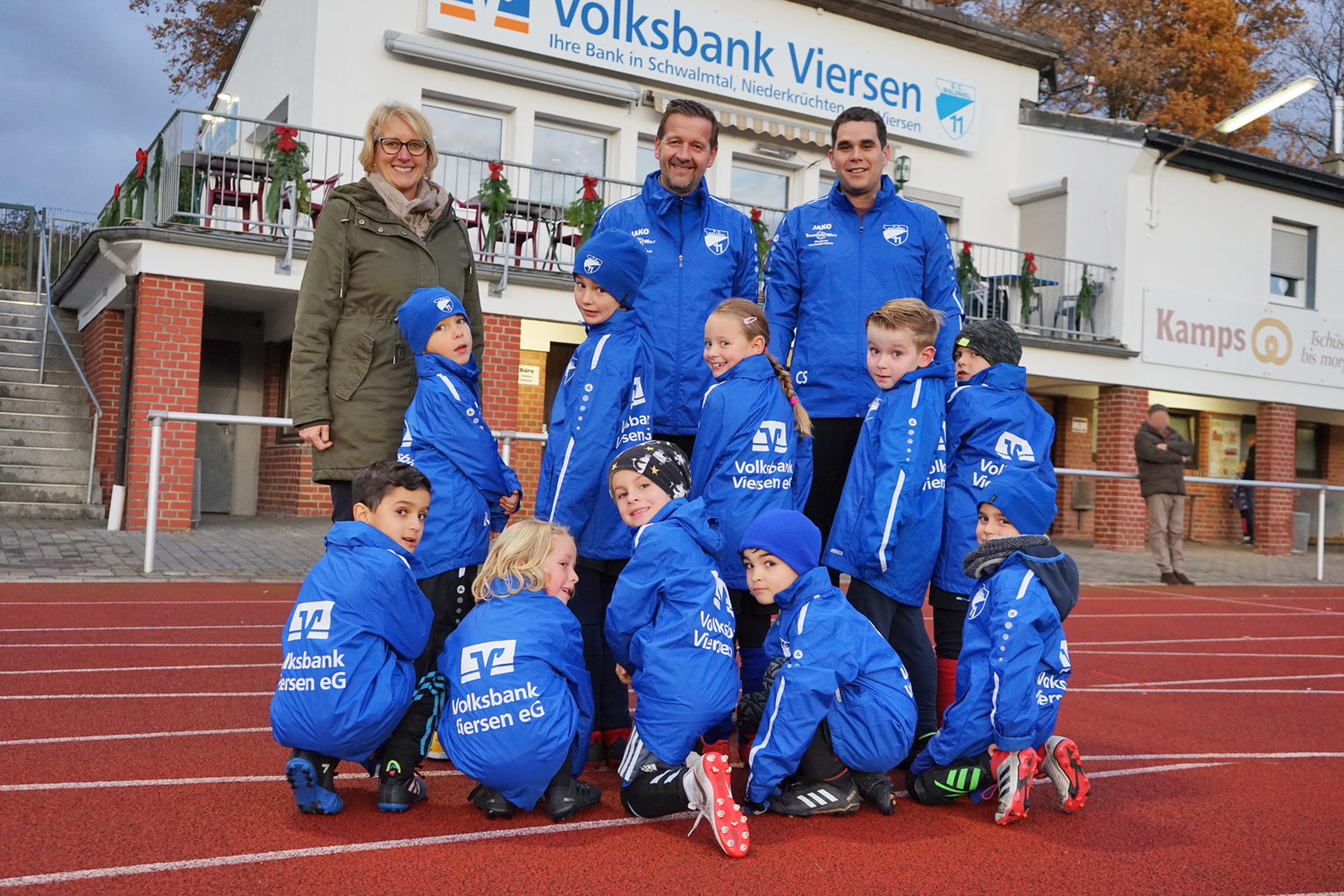 Stolz präsentieren die Bambini 1 des SC Waldniel ihre neuen Allwetterjacken.