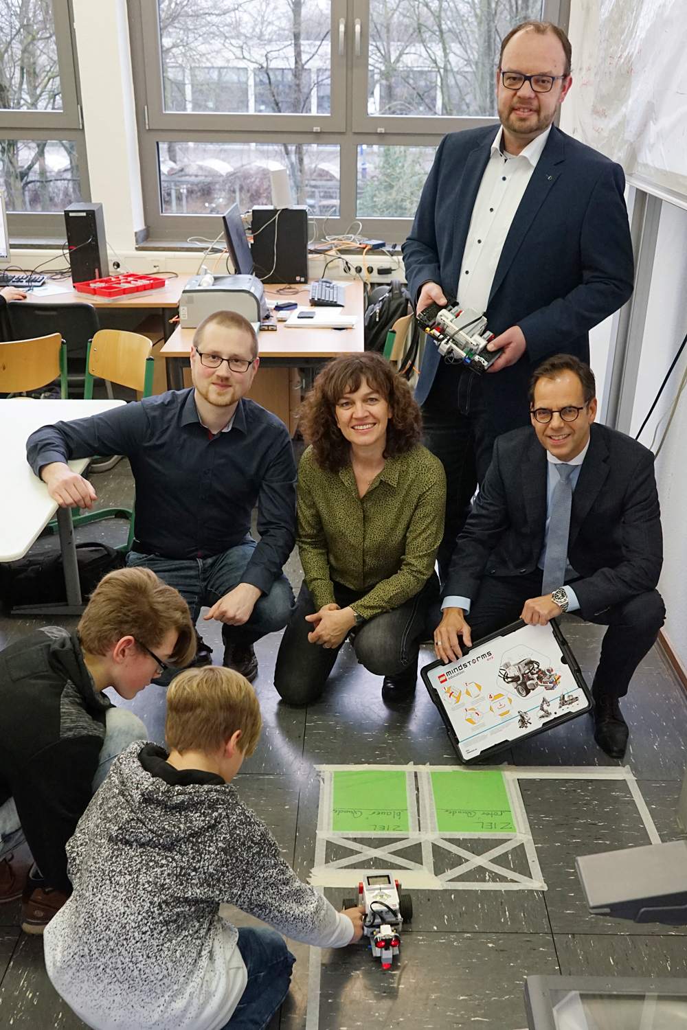 Drei LEGO Mindstorms-Baukästen für das Clara-Schumann-Gymnasium