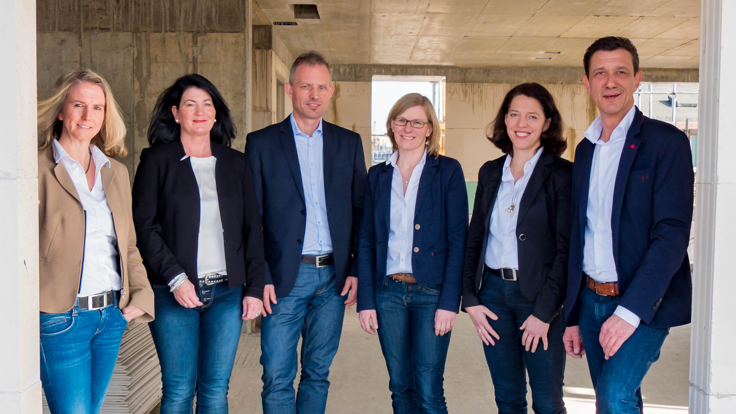 Die Mitarbeiterinnen und Mitarbeiter der Volksbank Immobilien GmbH: Simone Hüben, Anne Nelissen, Olaf Pauly, Andrea In der Smitten, Gabriele Krämer und Volker Kox.