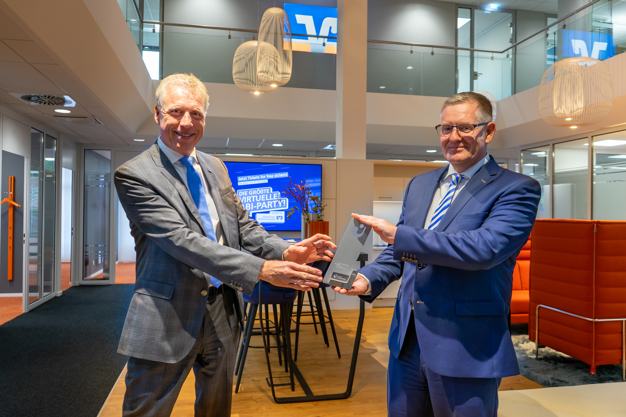 Prix de Fonds: Jürgen Cleven, Vorstand der Volksbank Viersen, bekommt von Matthias Deimann, Union Investment, den Pokal überreicht.