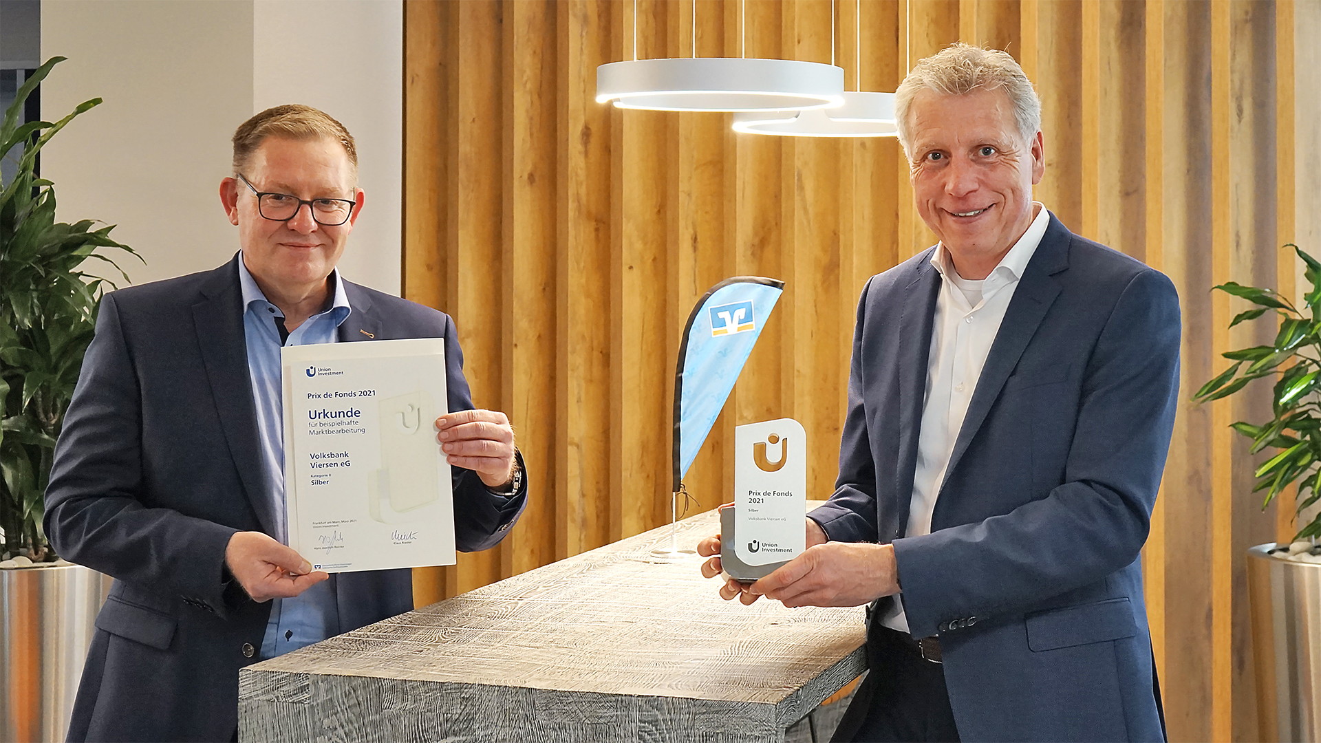 Mathias Deimann, Vertriebsdirektor der UNION INVESTMENT, übergab den Prix de Fonds an Jürgen Cleven, Vorstandsvorsitzender der Volksbank Viersen.