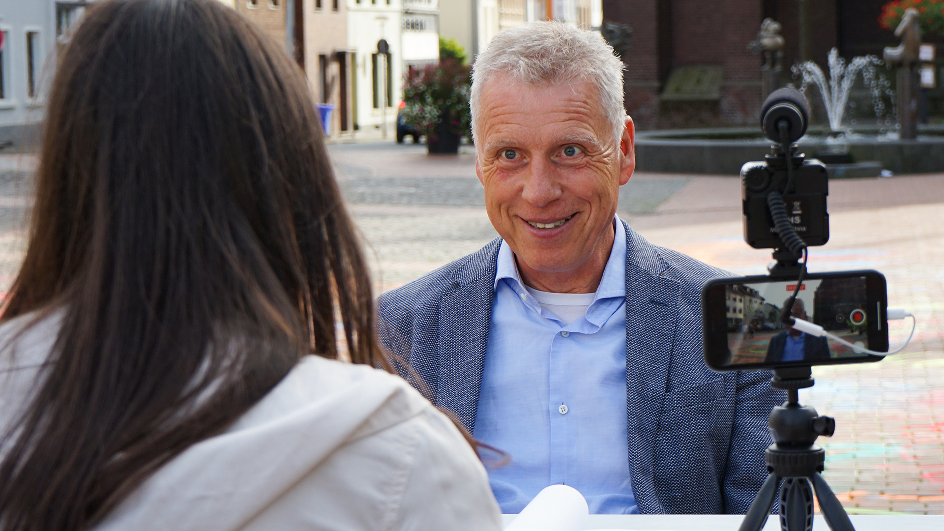Jürgen Cleven, Vorstand der Volksbank Viersen, im Interview mit der Stadtplanerin Leila Rudzky, die ihr Büro für zwei Tage mitten in die Dülkener Innenstadt verlegt hatte.
