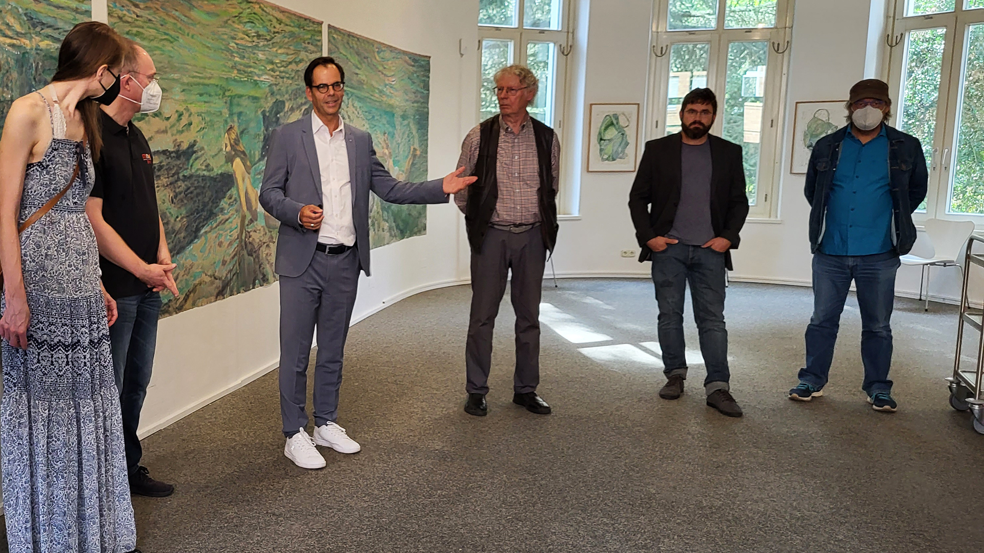 Michael Willemse, Vorstand der Volksbank Viersen, begrüßt die Teilnehmer der Galerieführung mit Emil Schult.