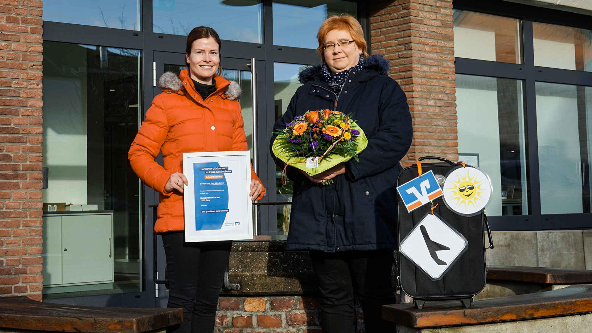 Gratulation an die glückliche Gewinnerin, Daniela Gaisar, durch Sarah Maring, Privatkundenberaterin der Volksbank Viersen eG.
