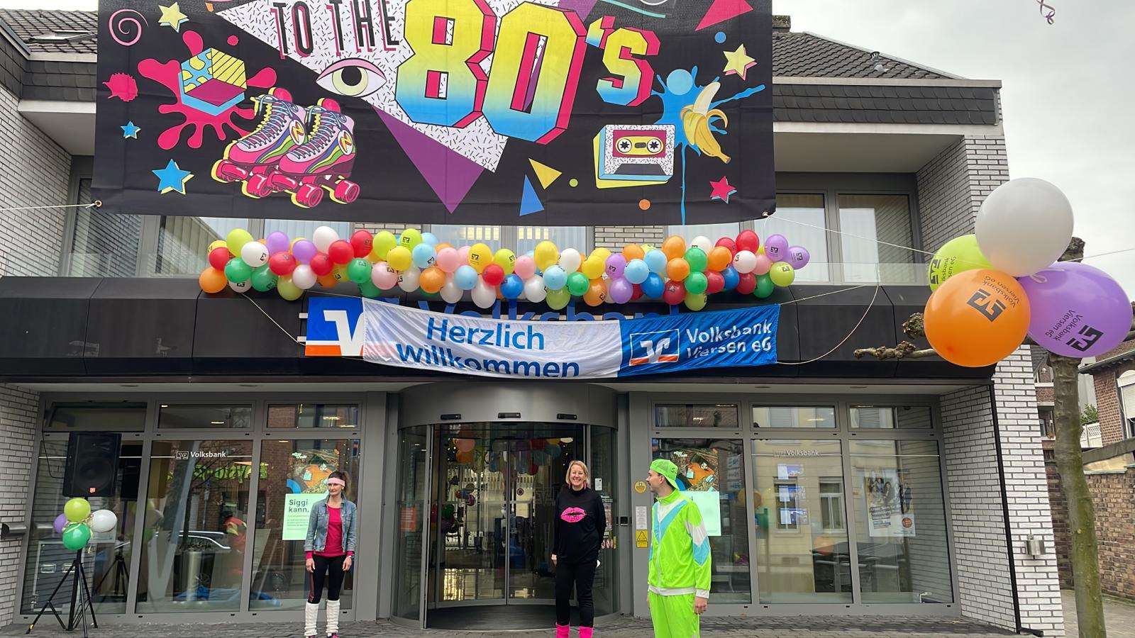Zu Karneval hat sich Geschäftsstelle Waldniel geschmückt unter dem Motto "Back to the 80's"