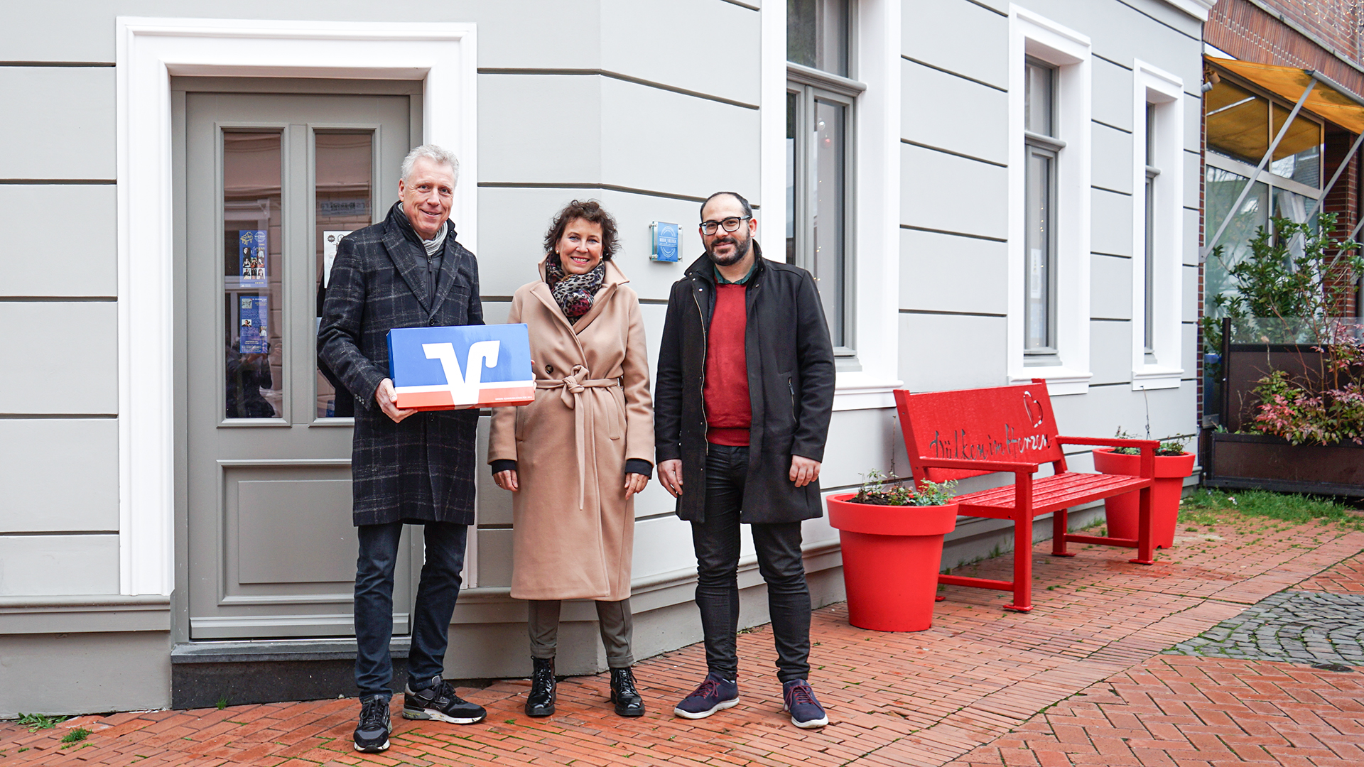 Jürgen Cleven (Volksbank Viersen), Sabine Anemüller (Bürgermeisterin) und Giovanni Solinas (Kulturzentrum Niederrhein) freuen sich, dass das kostenlose WLAN in Dülken und Süchteln erhalten bleibt.