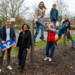 Clemens Roosen (Leiter der Dülkener Geschäftsstelle der Volksbank Viersen, von links nach rechts), Andrea Vogt (Vorsitzende des Fördervereins) und Sportlehrer Marc Isert freuen sich gemeinsam mit den Schülerinnen und Schülern über das tolle neue Turnreck.