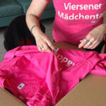 Die Volksbank Viersen hat schöne T-Shirts für den Mädchentag gespendet.