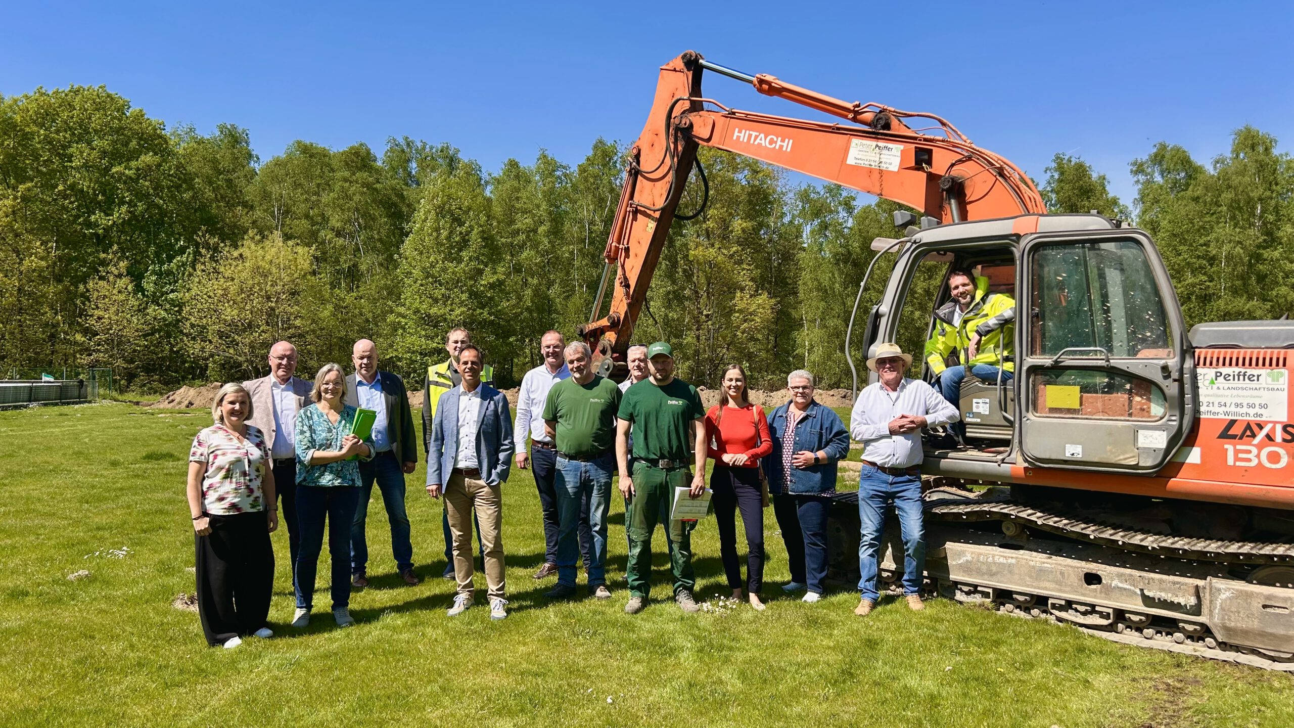 Auf dem Bild: vierter von links Bernd Gather (Fachbereichsleiter Gemeinde Schwalmtal), fünfter von links Michael Willemse (Vorstand der Volksbank Viersen), dritte von rechts Andrea Groothoff (1. Vorsitzende DJK Fortuna Dilkrath), rechts außen Andreas Gisbertz (Bürgermeister der Gemeinde Schwalmtal).