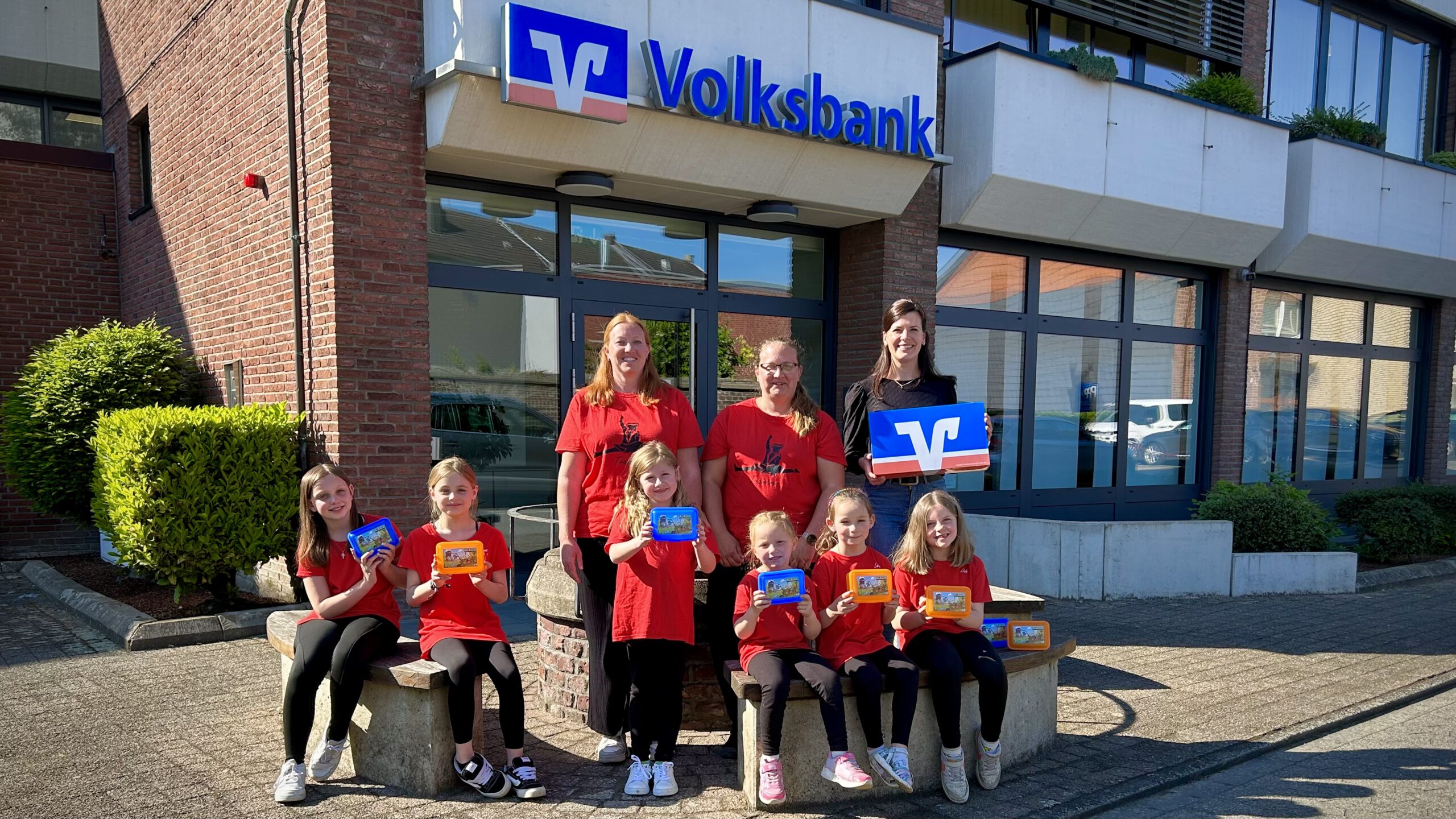 Auf dem Bild von links nach rechts: Tanja Kurzweg und Miriam Hermsen (Trainerinnen beim Ki Ka Kai a), Stephanie Endenich (Marketing Mitarbeiterin der Volksbank Viersen).