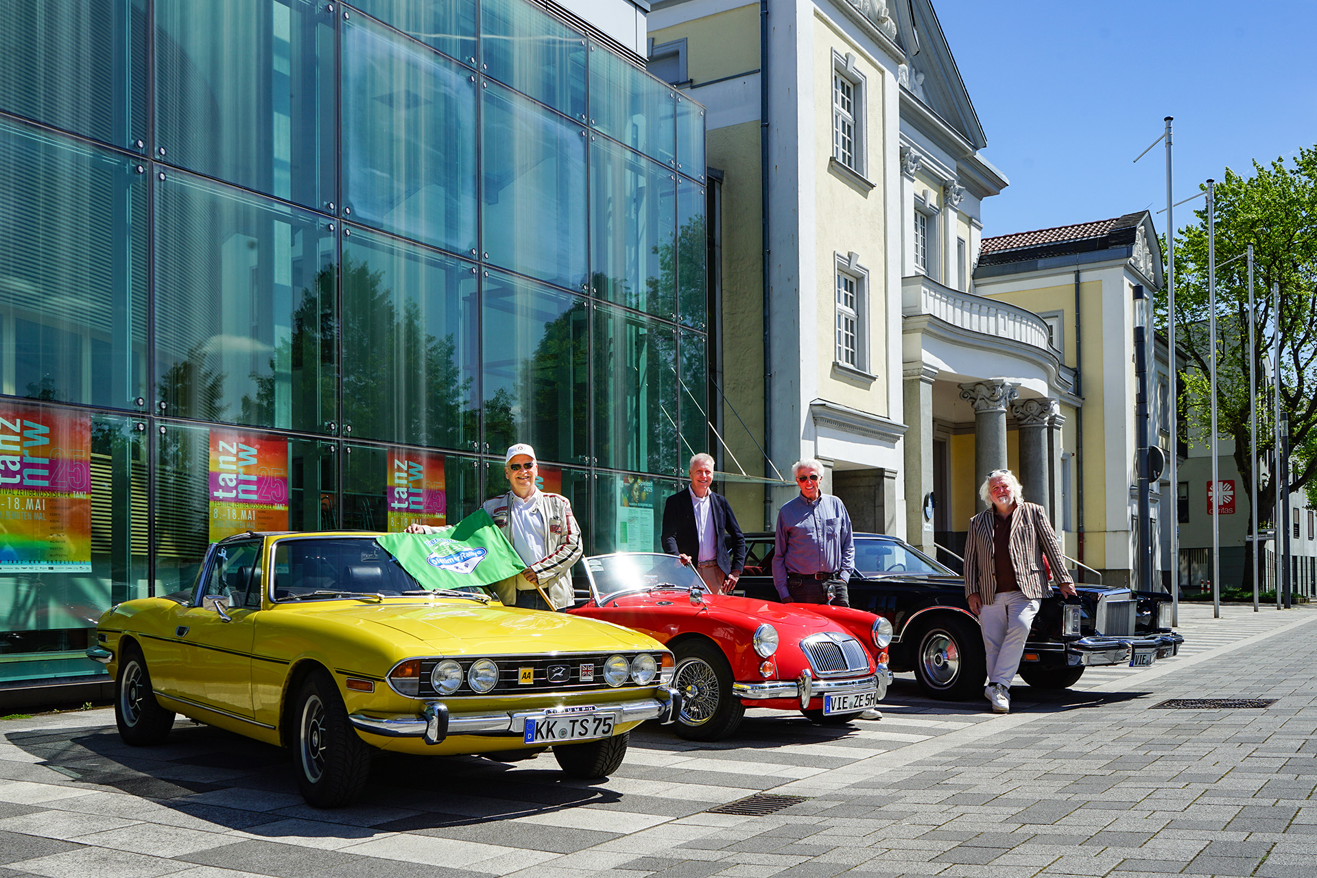 Nur noch wenige Tage sind es bis zur 36. Viersener OldtimerRallye 2025. Thomas Biastoch, Christoph Hölters und Stefan Schumacher (von links) präsentierten ihre Fahrzeuge der Presse. Jürgen Cleven, Vorstandsvorsitzender der Volksbank Viersen (2. von links), wird den Start am 24. Mai begleiten.