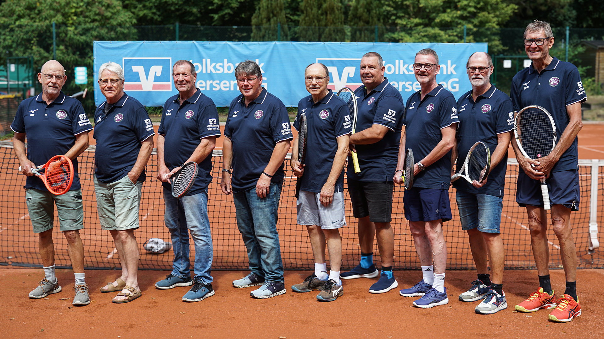 Das Foto zeigt die Tennismannschaft Herren 60 des Viersener Tennis- und Hockeyclubs.