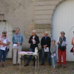 Das Foto zeigt Personen während der Einweihung der neuen Apfelbank in Süchteln.