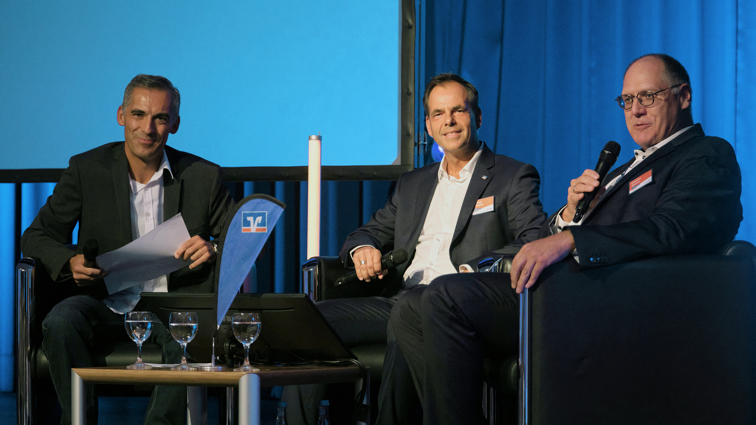 Unser Moderator und Kollege Daniel Gartz (ganz links) tauscht sich mit Michael Willemse (mittig), Vorstand der Volksbank Viersen, und Clemens Bohnen, Aufsichtsratsvorsitzender, zu dem spannenden Thema KI aus.