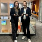 Jana Schiewe und Nico Bopp mit ihren Auszeichnungen der IHK-Bestenehrung 2025