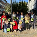 Sabine Reuter (vierte von rechts), freut sich mit den anderen Sponsoren über die Aktion der Martinstütenverteilung.