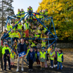 Die Kinder der Paul-Weyers-Grundschule präsentieren die neuen Warnwesten.