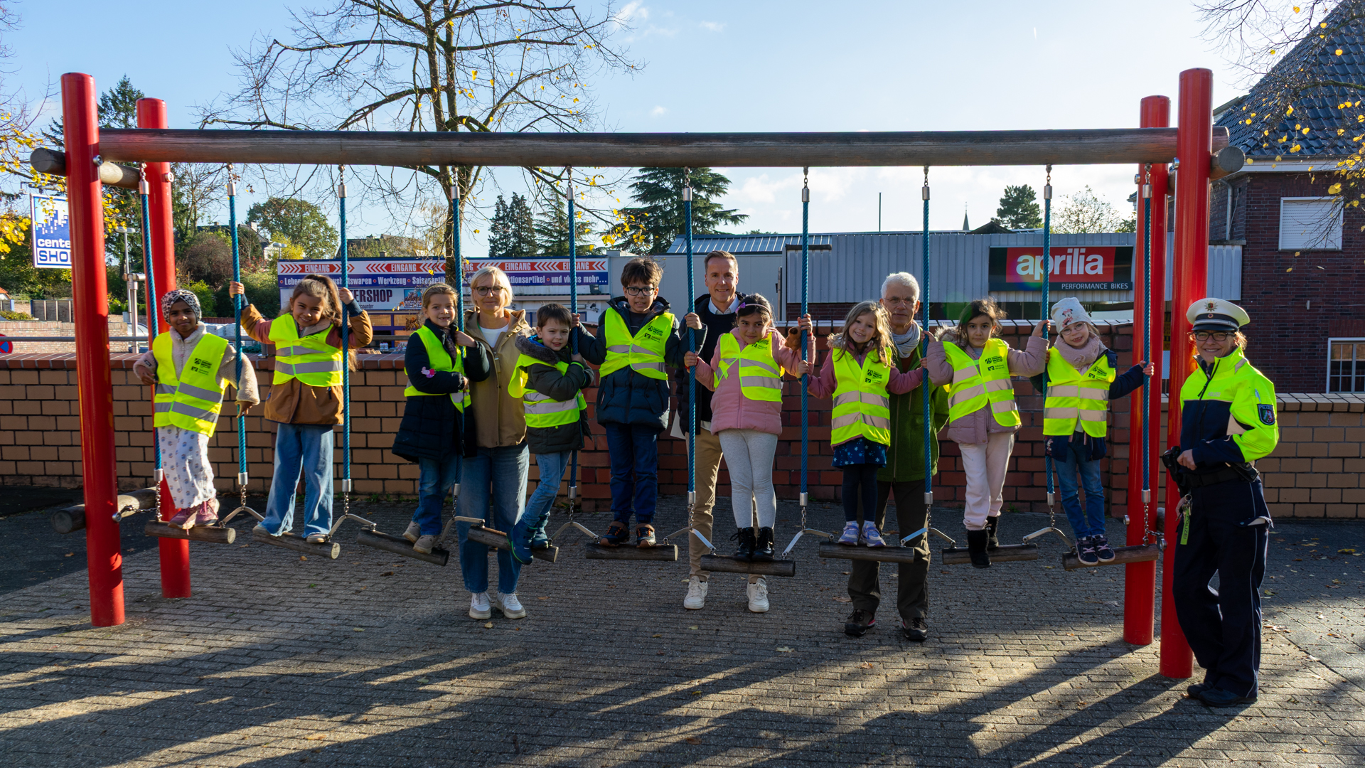 Die Kinder der Paul-Weyers-Grundschule präsentieren ihre neuen Warnwesten. Mit dabei: Heidrun Flöth (Schulleiterin), Clemens Roosen (Leiter der Geschäftsstelle Dülken), Dietmar Berner (Verkehrswacht Viersen) und Judith Wefers (Polizeioberkommissarin und Geschäftsführerin Verkehrswacht Viersen).
