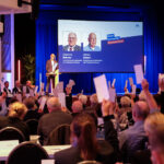 Vertreter der Volksbank Viersen stimmen mit ihrer Stimmkarte ab.