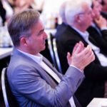 Viersens Bürgermeister Christoph Hopp applaudiert.