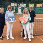 Von links: Dr. Carina Ferrari (1. Vorsitzende der Tennisgemeinschaft Waldniel 1953 e.V.), Stephanie Krähenhöfer (Leiterin der Geschäftsstelle Waldniel, Volksbank Viersen), Claudia Eich (Schatzmeisterin der Tennisgemeinschaft Waldniel 1953 e.V.) und Helga Georg (2. Vorsitzende der Tennisgemeinschaft Waldniel 1953 e.V.) auf der Tennisanlage.