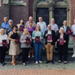 Gemeinsam für die Festa della Musica: Ehrenamtliche, Helferinnen und Helfer sowie Sponsoren freuen sich auf das musikalische Festivalwochenende in Dülken. In der vorderen Reihe ist Giovanni Solinas, künstlerischer Leiter der Festa della Musica, zweiter von rechts zu sehen. Im Hintergrund rechts stehen Clemens Roosen, Leiter der Geschäftsstelle der Volksbank Viersen in Dülken, und Daniel Gartz, Moderator der Festa della Musica und Mitarbeiter in der Privatkundenbetreuung der Volksbank Viersen in Dülken.