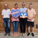 Freuen sich über die erfolgreich abgeschlossene Sanierung der Toilettenanlage (v. l.): Lutz Kriesel, Fachberater des KGV An de Huure Poal, Angela van Ratingen, 1. Vorsitzende des KGV An de Huure Poal, Andrea Winterberg, Leiterin der Geschäftsstelle Süchteln der Volksbank Viersen, und Michael Wittelsbach, 2. Vorsitzender des KGV An de Huure Poal, vor der in ehrenamtlicher Eigenleistung neugestalteten Außenfassade der Toilettenanlage.